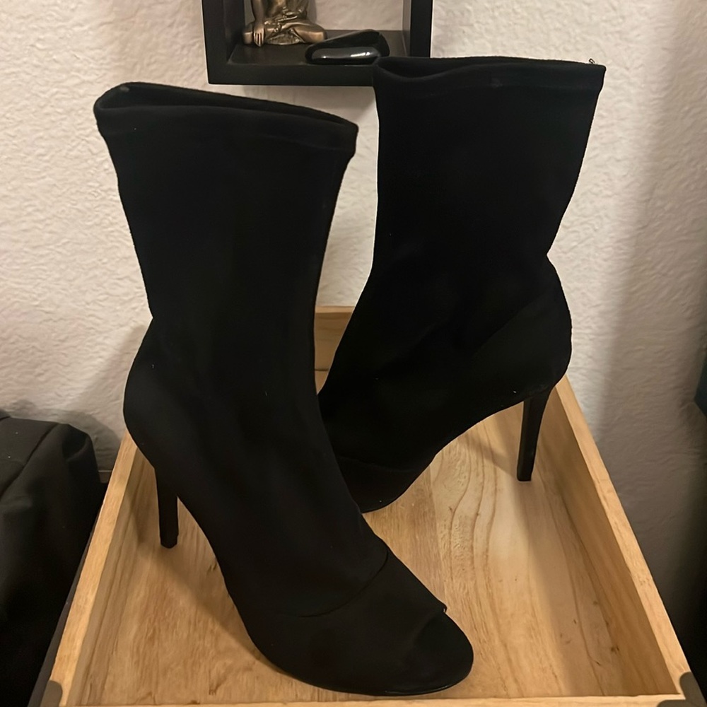 Mark& James Badgley Mischka Black Suede Peep toe boots size 6